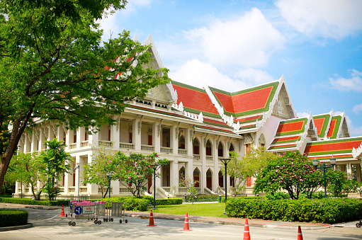 Arquitectura y vista del campus en la Universidad de Chulalongkorn, Bangkok, Tailandia photo