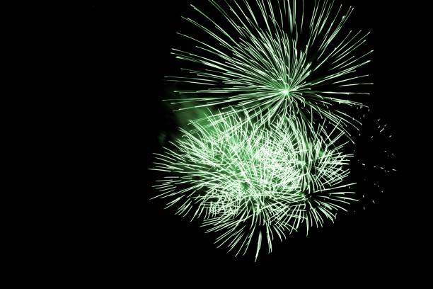 luksusowe fajerwerki wydarzenie niebo show z zielonymi gwiazdami wielkiego wybuchu - big bang flash zdjęcia i obrazy z banku zdjęć