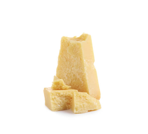 кусочки вкусного сыра пармезан на белом фоне - parmesan cheese стоковые фото и изображения