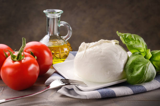 mozzarella di bufala con pomodori, basilico e olio extravergine di oliva su tavola di legno. - mozzarella tomato salad italy foto e immagini stock