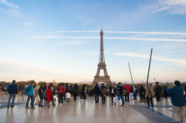 touristes et tour eiffel sur le ciel bleu. vue depuis le pont d’observation du palais de chaillot. attraction touristique. monument emblématique. voyage et wanderlust. vacances - palais de chaillot photos et images de collection