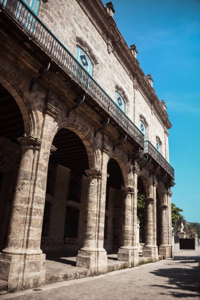 istock Archway Pillars On Old Building In Havana, Cuba 1305081286