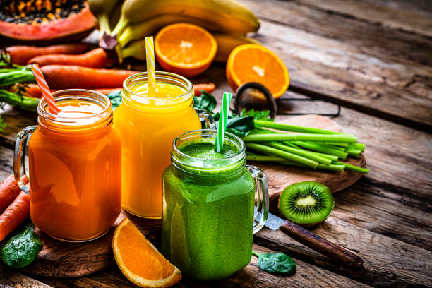 batidos saludables de frutas y verduras en mesa de madera rústica - juice vegetable fruit vegetable juice fotografías e imágenes de stock