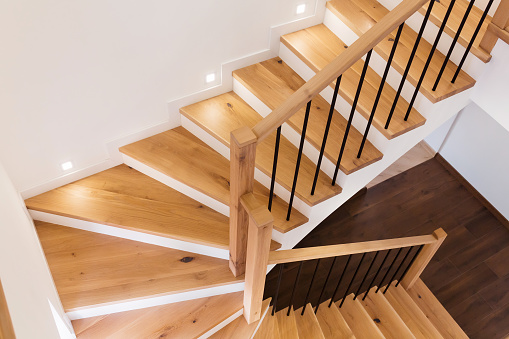 Escalera de madera dentro de la casa moderna blanca contemporánea. photo