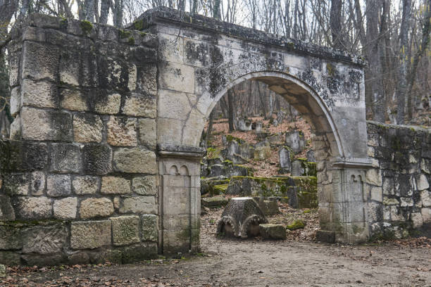arco de pedra - portão na entrada do antigo cemitério karaite em bakhchisarai, crimeia - spooky horror nostalgia autumn - fotografias e filmes do acervo