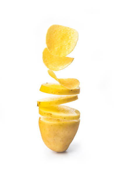 rodajas de patata que se convierten en patatas fritas aisladas sobre fondo blanco - potatoe chips fotografías e imágenes de stock