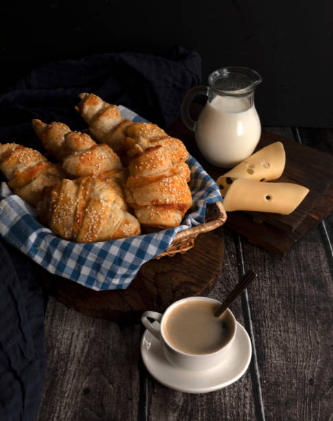 croissants chauds avec une tasse de café chaud. français pâtisseries. - bun salad ham rolled up photos et images de collection