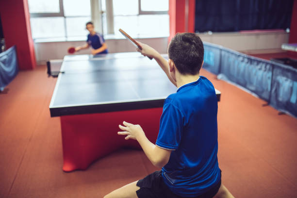 разные поколения играют в настольный теннис - table tennis table стоковые фото и изображения