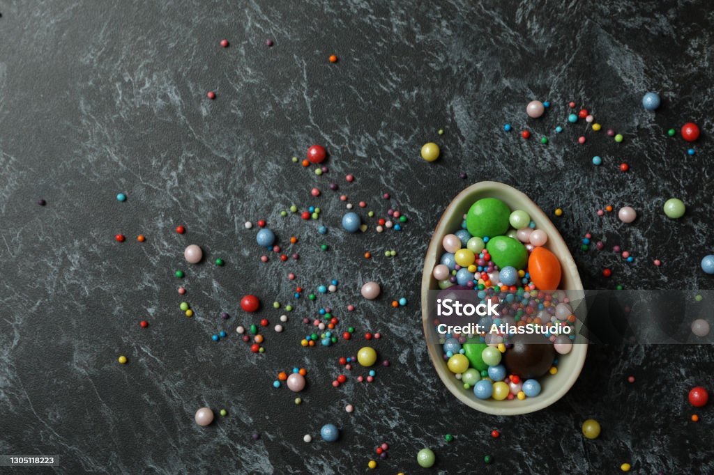 Siyah dumanlı arka plan üzerinde şekerler ve serpintiler ile çikolata yumurta yarısı - Royalty-free Dekorasyon Stok görsel Siyah dumanlı arka plan üzerinde şekerler ve serpintiler ile çikolata yumurta yarısı - Royalty-free Dekorasyon Stok görsel