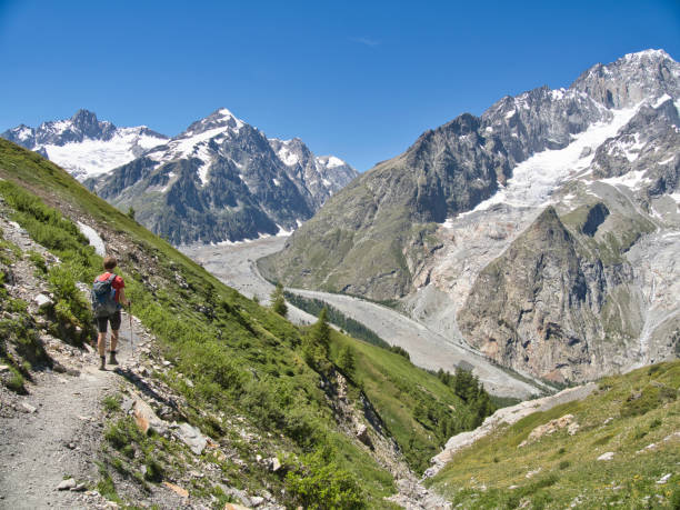 красивый горный поход на монблан в италии - courmayeur european alps mont blanc mountain стоковые фото и изображения