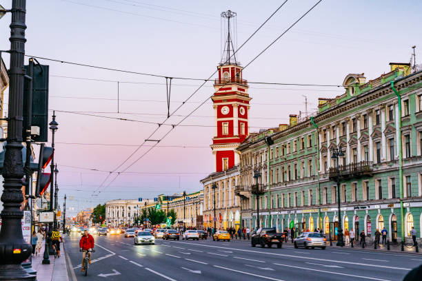 circulation en soirée sur la perspective nevsky (avenue nevsky) à saint-pétersbourg, russie. - nevsky prospekt photos et images de collection