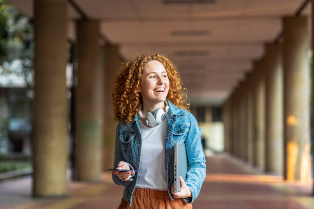 portrait of female college student with laptop - campus life imagens e fotografias de stock