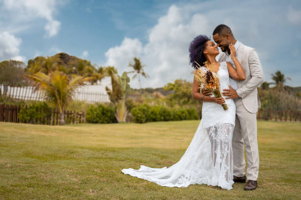 bride and groom kissing - hairstyle love wedding photography imagens e fotografias de stock