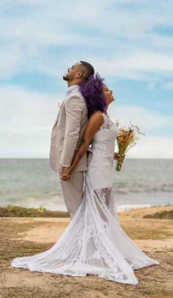 recém-casados felizes na praia - royal wedding - fotografias e filmes do acervo