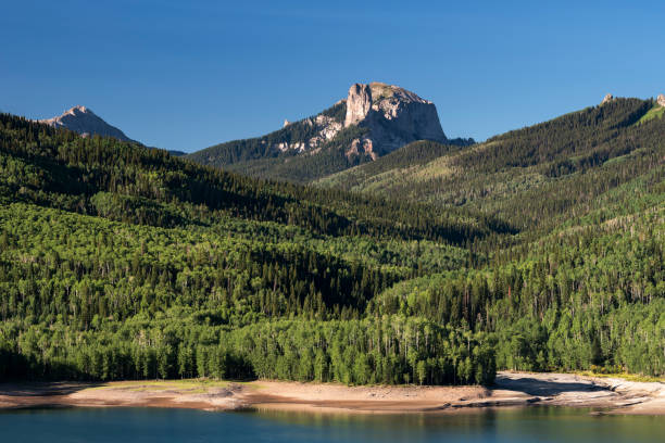 courthouse mountain sopra la cimarron river valley, colorado. - uncompahgre national forest foto e immagini stock