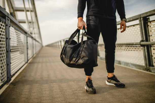 야외 에서 운동 후 그의 어깨에 가방으로 집에 걸어 스포티 한 남자의 클로즈업 - gym bag 뉴스 사진 이미지
