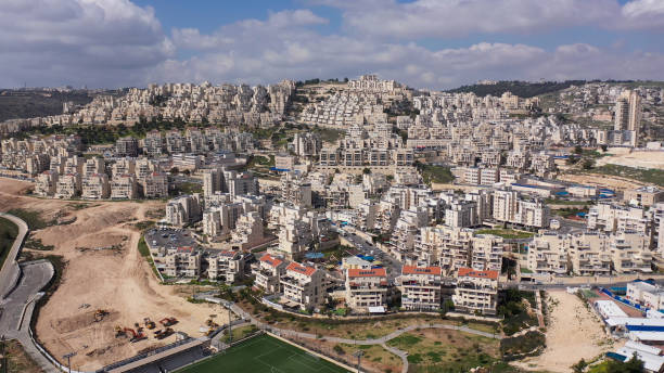 вид с воздуха на израильское поселение хар-хома - human settlement стоковые фото и изображения