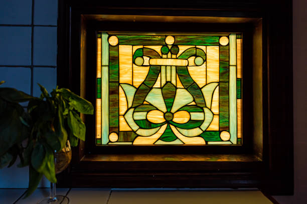 table de cuisine dans la maison rustique italienne de toscane de villa avec la lumière du soleil venant par le vitrail avec la plante dans la pièce foncée - old fashioned domestic kitchen old close up photos et images de collection