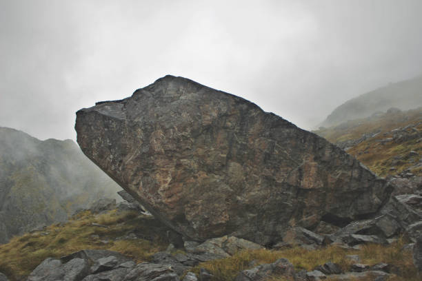 roche géante - european alps mountain mountain peak rock photos et images de collection