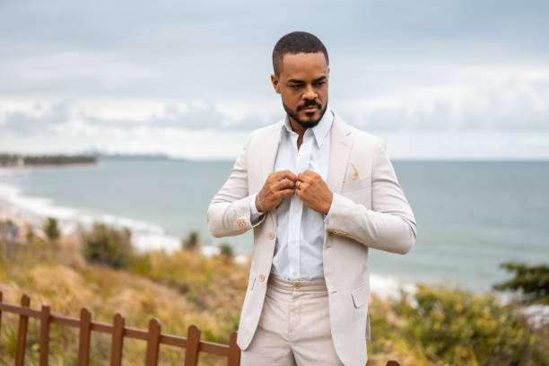 groom wearing suit on the beach - wedding suit imagens e fotografias de stock