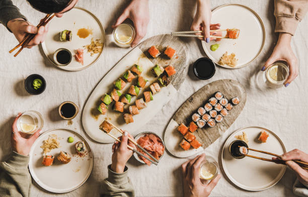 quarantine japanese sushi dinner from delivery or takeaway service - susi imagens e fotografias de stock