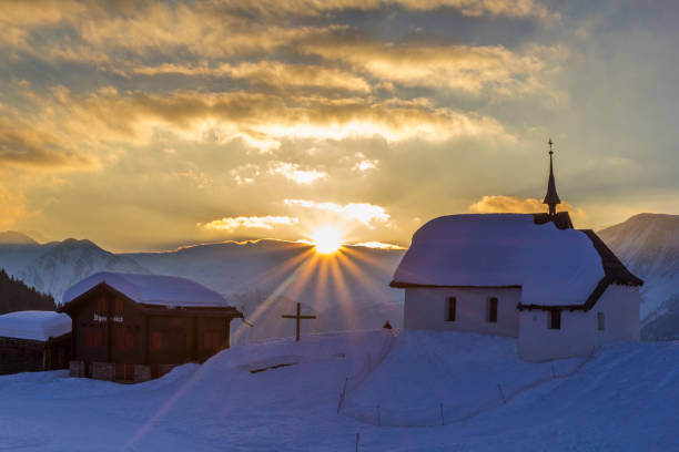 日の出時の雪の中のマリア礼拝堂(カペレ・ツム・シュニー) - church in the snow ストックフォトと画像