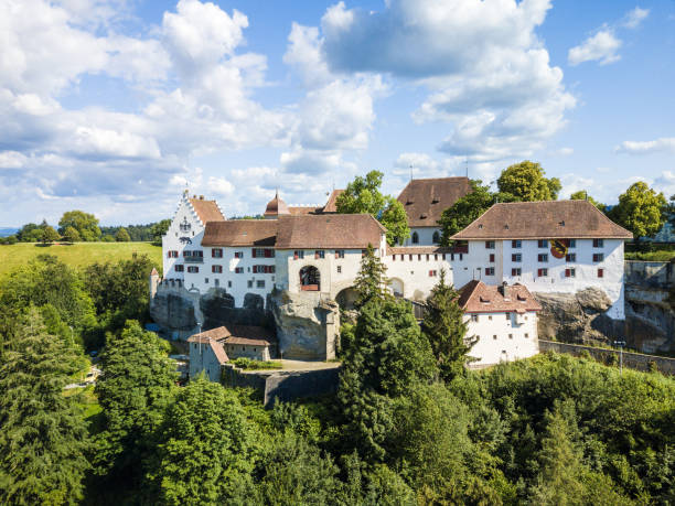 image aérienne de drone du château de lenzburg, construit au 11ème siècle - birdview photos et images de collection