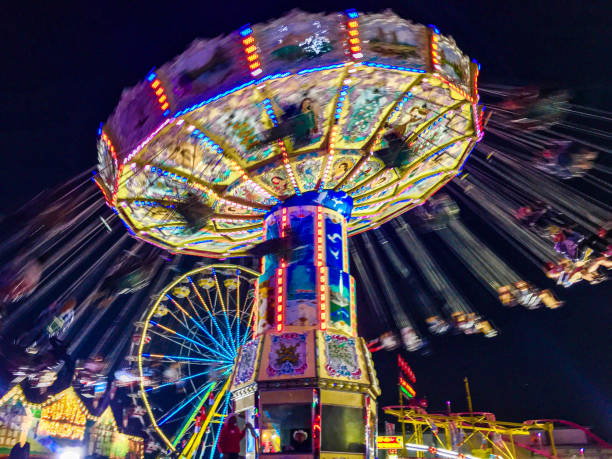 캘거리에서 밤에 회전 목마 타기 - carnival amusement park amusement park ride traditional festival 뉴스 사진 이미지