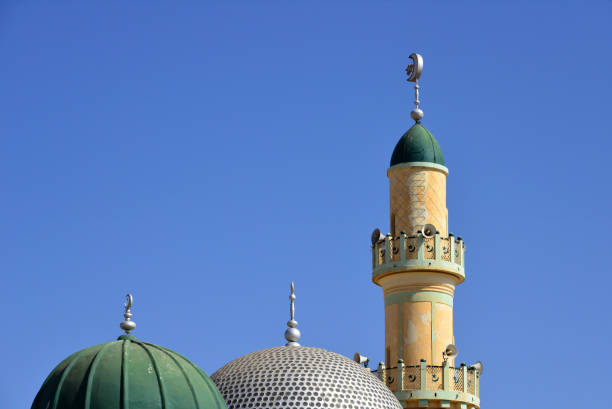 kuppeln und minaret der großen moschee von asmara, al kulafah al rashidan, asmara, eritrea - minarett stock-fotos und bilder