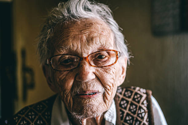 porträt einer frau über 90 jahre - 101 stock-fotos und bilder