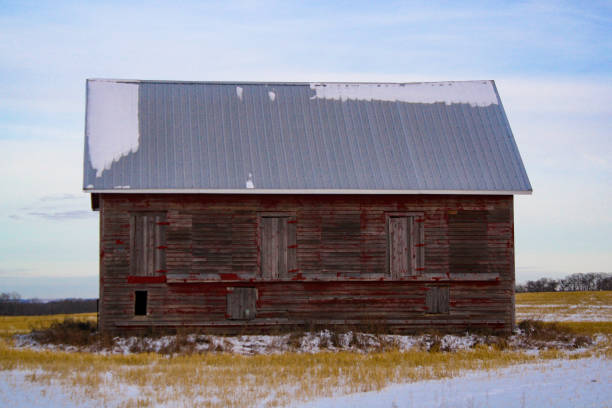 pequena casa abandonada na pradaria - prairie farm winter snow - fotografias e filmes do acervo