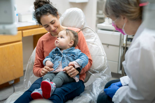 ładny maluch i mama na wizytę u dzieci - occupation group of people dentist child zdjęcia i obrazy z banku zdjęć