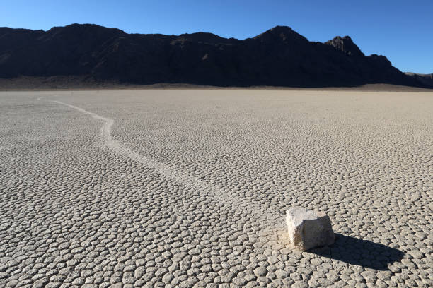 デスバレーの競馬場プラヤでセーリングロック - death valley national park ストックフォトと画像