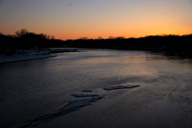 curva de río rocoso en invierno 4 - cedar falls iowa fotografías e imágenes de stock