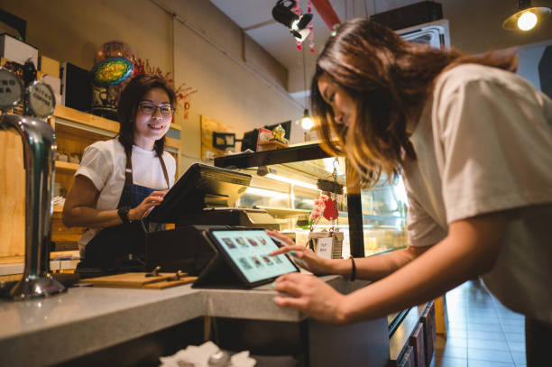 계산원 카운터에서 디지털 태블릿에서 음식을 구입하는 여성 고객 - cash register restaurant bar counter paying 뉴스 사진 이미지