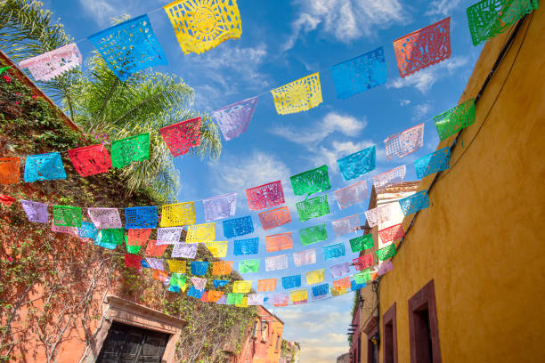 мексика, красочные здания и улицы сан-мигель-де-альенде в историческом центре города - mexico san miguel de allende wall road стоковые фото и изображения