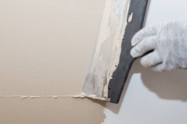 hand of builder worker plastering at wall.Copy space mano del trabajador constructor enyesando en la pared. los trabajadores de renovación a mano enyesando la pared. las obras de acabado de la construcción.work se alinean con una pared de espátula.proceso de aplicación de la capa de paleta de masilla
