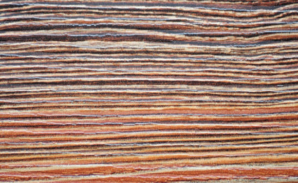 primer plano de la superficie ranurada del patrón natural de la madera oscura natural. - wood cherry dark mahogany tree fotografías e imágenes de stock