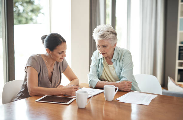 mia figlia mi aiuta a tenere sotto controllo le mie finanze - retirement senior adult finance couple foto e immagini stock