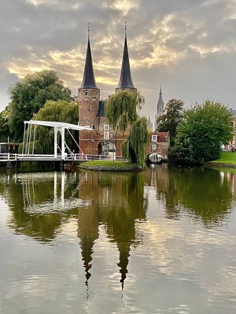 Delft Oostpoort reflection Reflection of the Oostpoort (the Eastern Gate) in Delft, the Netherlands, delft winter netherlands snow stock pictures, royalty-free photos & images