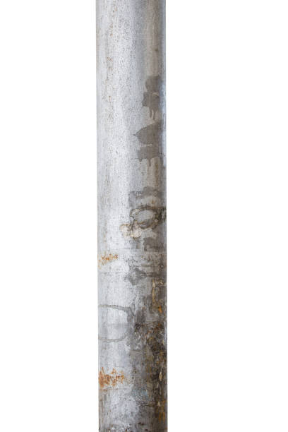 흰색 배경에 고립 된 오래된 금속 기둥 - pole 뉴스 사진 이미지