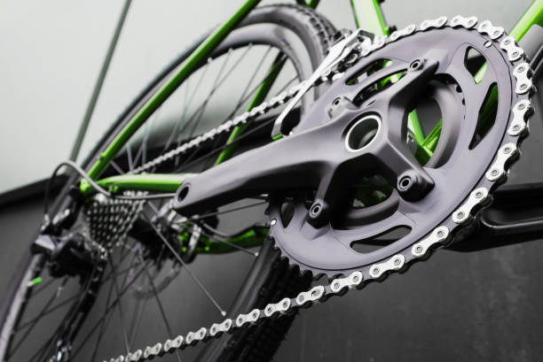 nahaufnahme der kurbel eines neuen bikes. fahrradteile. selektiver fokus. - bicycle chain bicycle gear chain gear stock-fotos und bilder