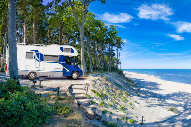 férias na polônia - motorhome sobre um penhasco no mar báltico - rewal - fotografias e filmes do acervo