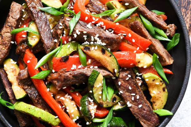 sartén con verduras y semillas de ternera y sésamo. comida asiática. - chopsticks stir fried vegetable beef fotografías e imágenes de stock