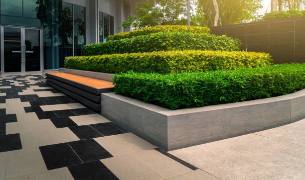 Dekoracja ogrodnicza na świeżym powietrzu z ławką nowoczesnego biurowca – zdjęcie