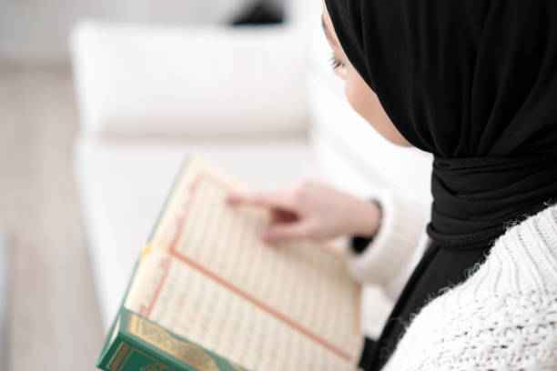 이슬람 젊은 여성 코란 읽는 - islam koran allah book 뉴스 사진 이미지