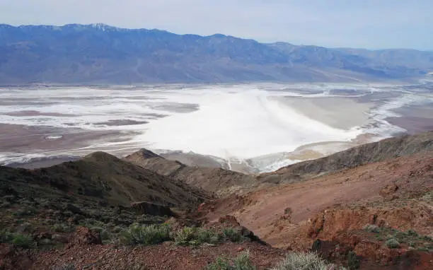 Een uitkijkpunt op een hoger gelegen punt van Death valley. Je ziet een zoutvlakte en de hoge telescope peak