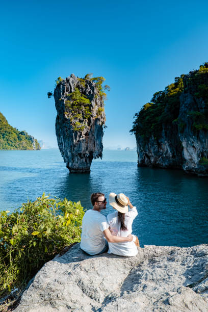 isla james bond cerca de phuket en tailandia. famoso destino de viaje y famoso, pareja hombres y mujer de mediana edad visitando la isla james bond en krabi tailandia - phuket province beach blue cliff fotografías e imágenes de stock