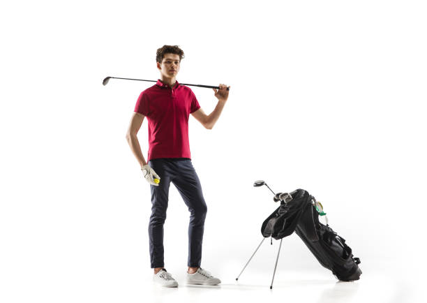 jogador de golfe em um treinamento de camisa vermelha, praticando isolado no fundo do estúdio branco - golf green practicing sports training - fotografias e filmes do acervo