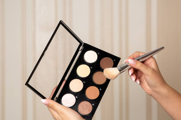 istock Beautician using contouring complexion palette of highlighters 1305326147